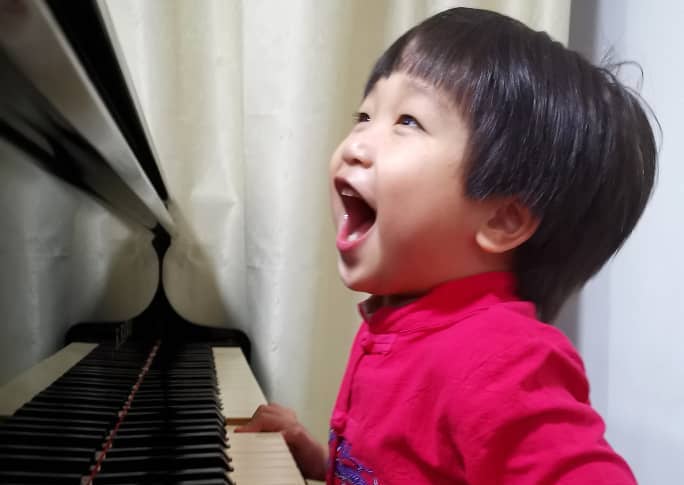 在爱声音乐学院感受钢琴乐趣的小朋友