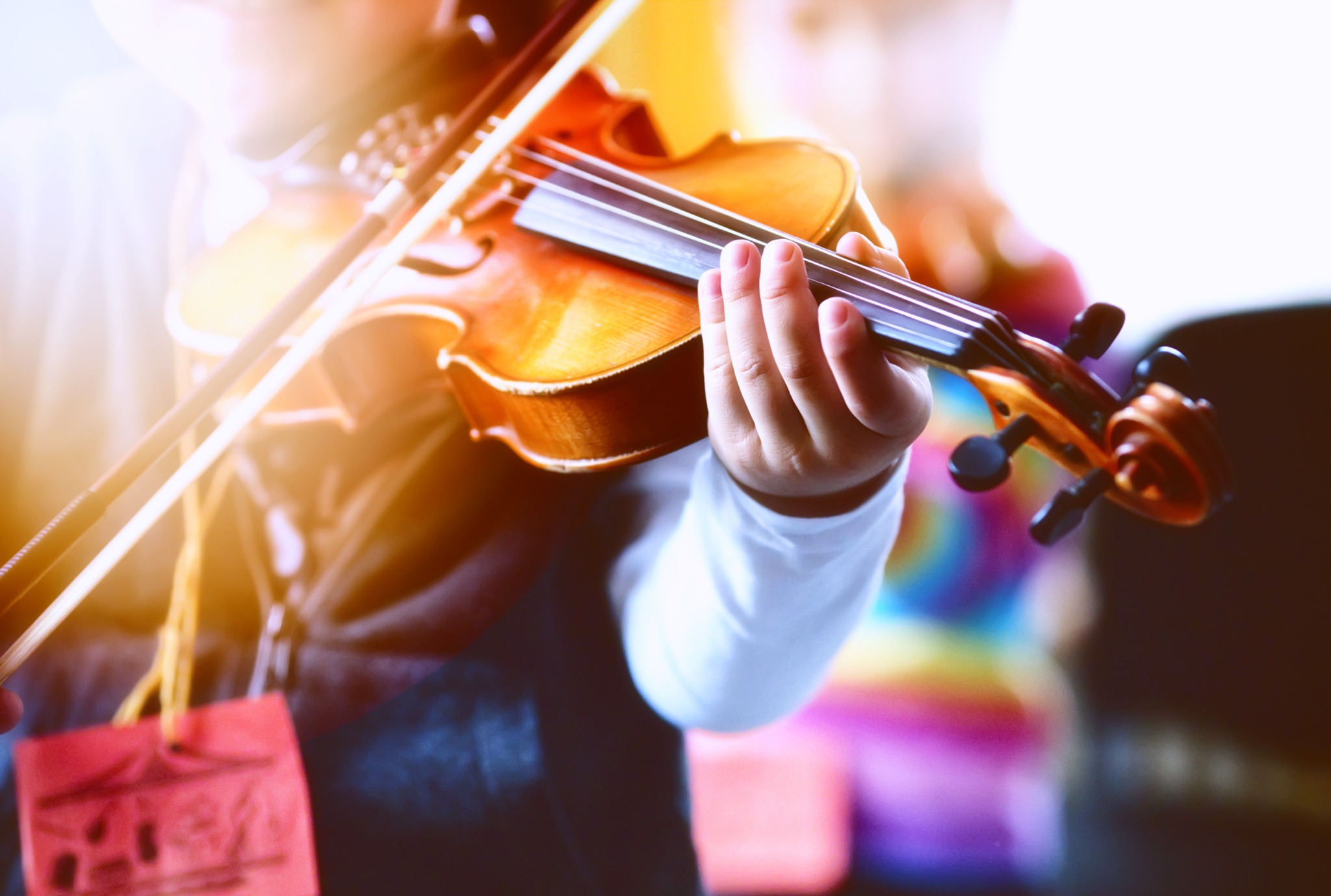 Pandangan dekat violin yang sedang dimainkan