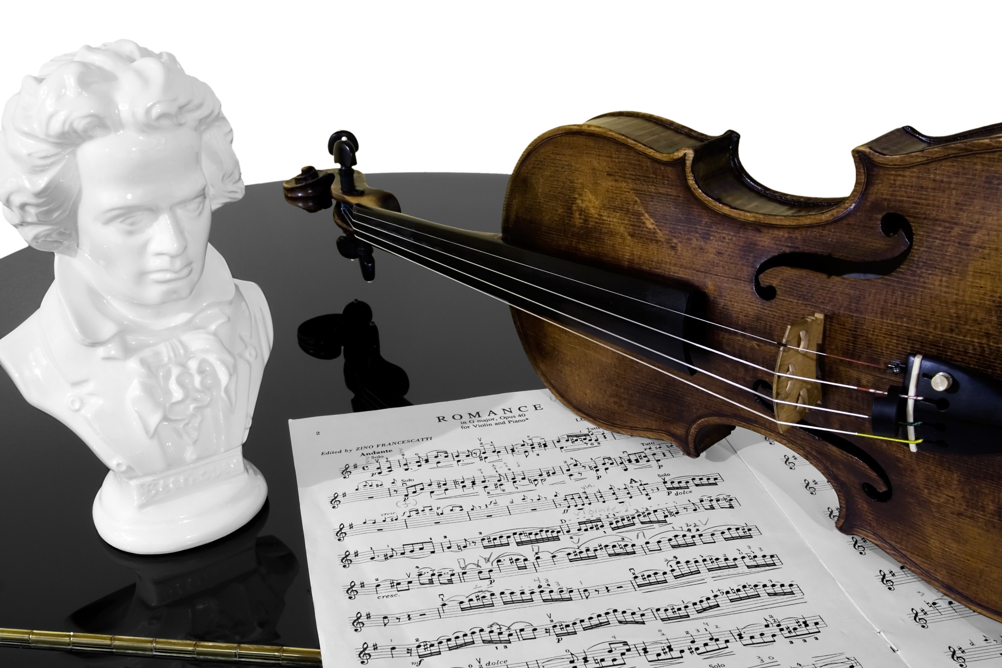 Skor muzik, violin dan patung dada seorang komposer