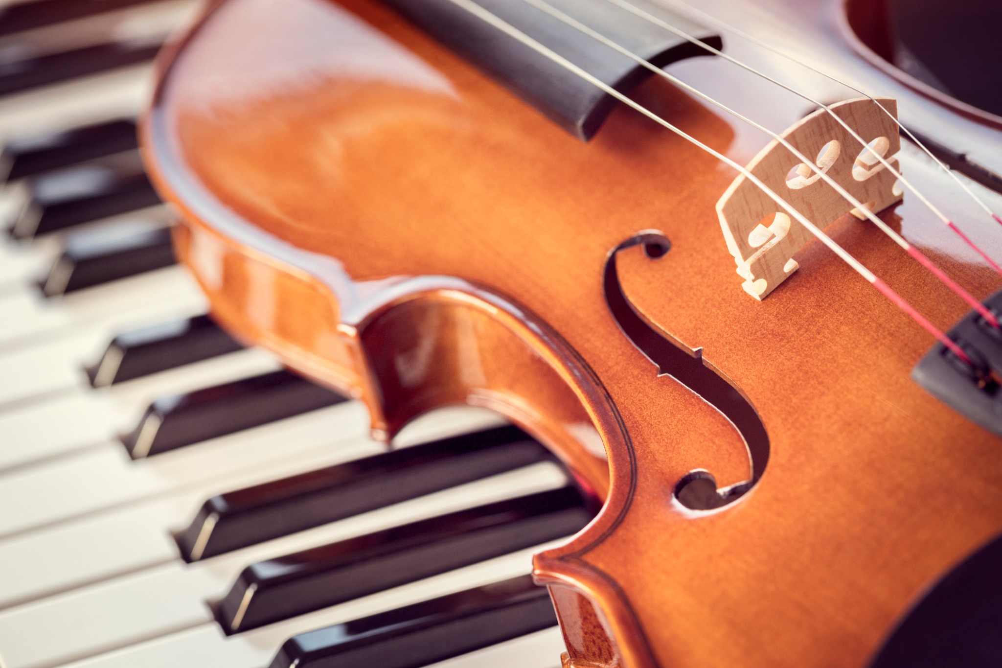 Violin diletakkan di atas kekunci piano
